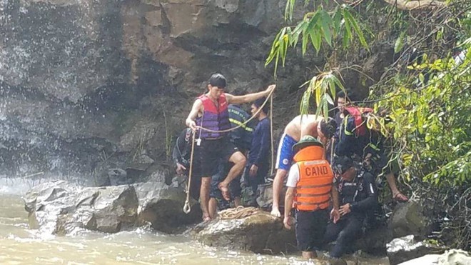 Tìm kiếm thủng cả xuồng vẫn chưa thấy 3 thanh niên mất tích khi tắm thác - Ảnh 1.