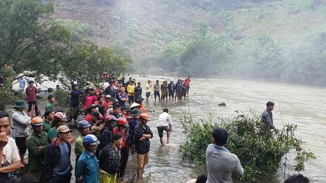T&igrave;m kiếm thủng cả xuồng vẫn chưa thấy 3 thanh ni&ecirc;n mất t&iacute;ch khi tắm th&aacute;c - Ảnh 2.