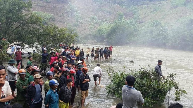 Tìm kiếm thủng cả xuồng vẫn chưa thấy 3 thanh niên mất tích khi tắm thác - Ảnh 2.