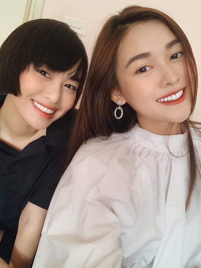 &Aacute; hậu Tường San hiếm hoi khoe ảnh cả gia đ&igrave;nh nhưng c&ocirc; chị g&aacute;i vừa xinh đẹp vừa thần th&aacute;i mới chiếm spotlight - Ảnh 2.