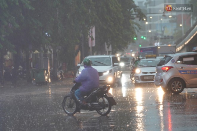 Giữa ban ngày mà Hà Nội bỗng tối đen như mực, người dân phải bật đèn di chuyển trên đường - Ảnh 11.