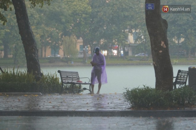 Giữa ban ngày mà Hà Nội bỗng tối đen như mực, người dân phải bật đèn di chuyển trên đường - Ảnh 21.