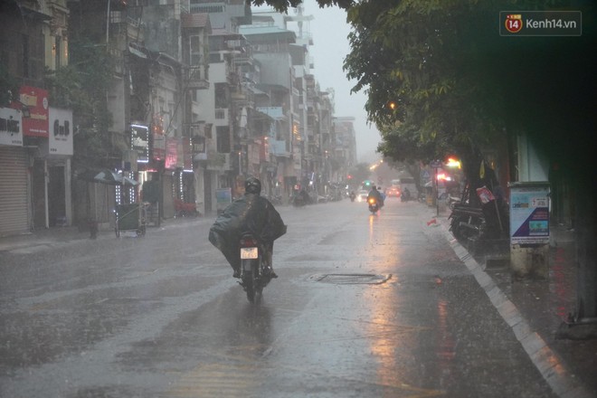 Giữa ban ngày mà Hà Nội bỗng tối đen như mực, người dân phải bật đèn di chuyển trên đường - Ảnh 12.