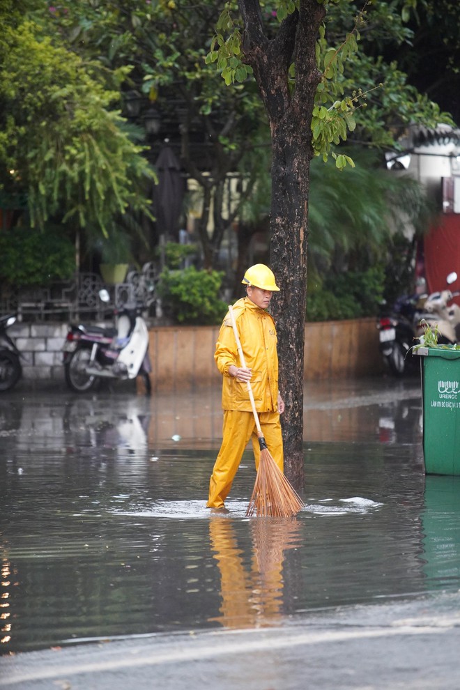 Giữa ban ngày mà Hà Nội bỗng tối đen như mực, người dân phải bật đèn di chuyển trên đường - Ảnh 30.