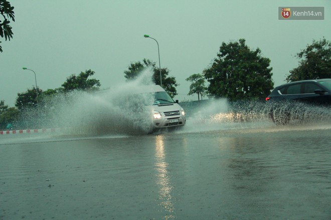 Giữa ban ngày mà Hà Nội bỗng tối đen như mực, người dân phải bật đèn di chuyển trên đường - Ảnh 25.