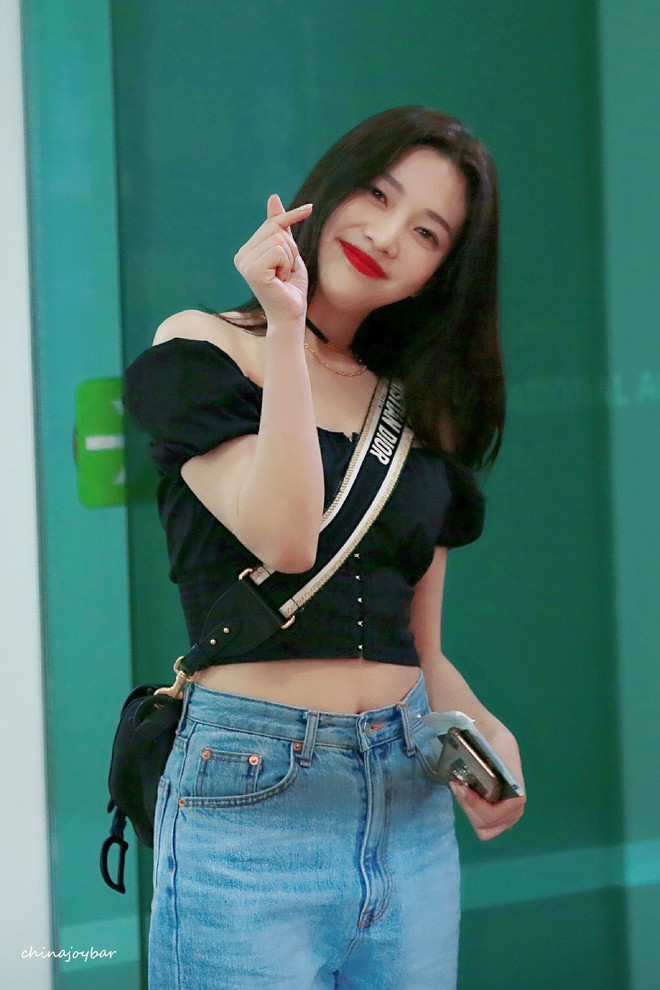 3 mỹ nh&acirc;n Kpop hot nhất BIG3 được Dispatch khen l&ecirc;n m&acirc;y v&igrave; m&agrave;n khoe eo &oacute;t tại s&acirc;n bay: Jennie liệu c&oacute; đỉnh nhất? - Ảnh 8.