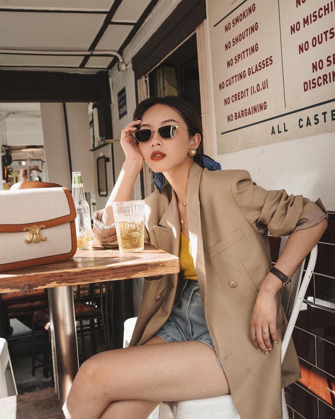 Muốn thu n&agrave;y mặc đẹp hơn đứt năm ngo&aacute;i, bạn h&atilde;y học theo c&aacute;c qu&yacute; c&ocirc; l&agrave;m thời trang m&agrave; sắm 6 items sau - Ảnh 16.
