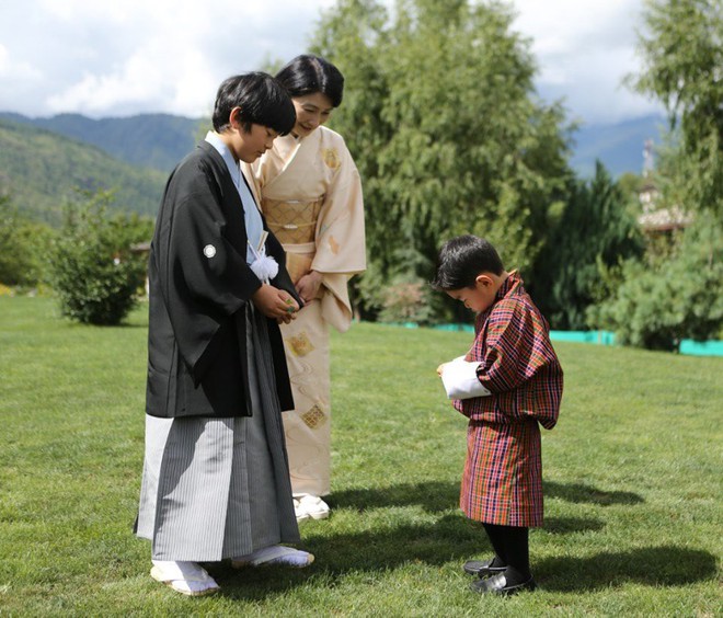 Hoàng hậu Bhutan đọ sắc Thái tử phi Nhật Bản nhưng 2 Hoàng tử nhỏ mới là tâm điểm chú ý, khiến người dùng mạng rần rần - Ảnh 2.