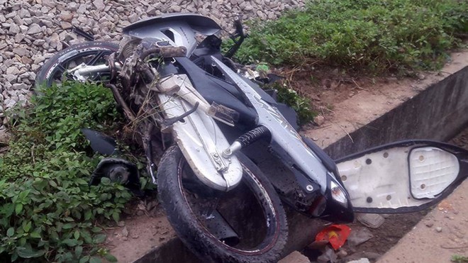 Va chạm với t&agrave;u hỏa, hai thanh ni&ecirc;n Bắc Giang tử vong - Ảnh 1.