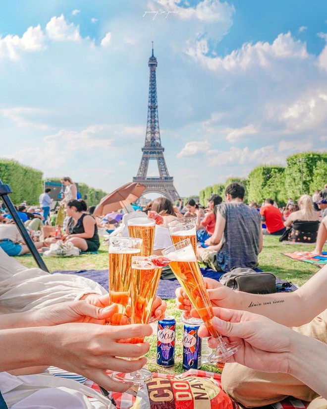 Trời quá nóng, chân tháp Eiffel biến thành… bể bơi khổng lồ, người dân và du khách kéo đến đông nghịt - Ảnh 2.