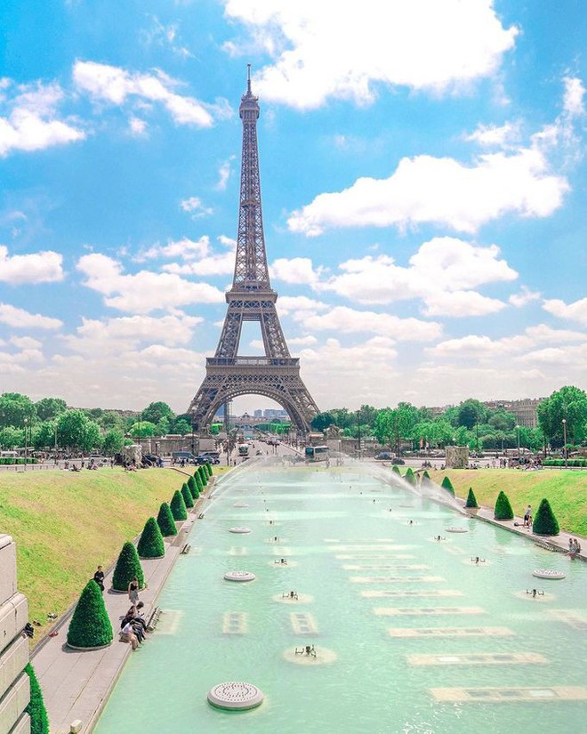 Trời quá nóng, chân tháp Eiffel biến thành… bể bơi khổng lồ, người dân và du khách kéo đến đông nghịt - Ảnh 3.
