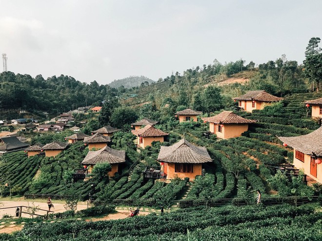 Đi 1 được 3: Ngôi làng nhỏ vừa thơ mộng như đồi chè Mộc Châu, vừa cổ kính như Phượng Hoàng Cổ Trấn mà lại ngay gần Việt Nam nè! - Ảnh 1.