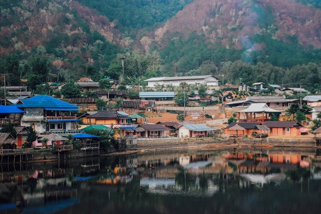 Đi 1 được 3: Ngôi làng nhỏ vừa thơ mộng như đồi chè Mộc Châu, vừa cổ kính như Phượng Hoàng Cổ Trấn mà lại ngay gần Việt Nam nè! - Ảnh 3.