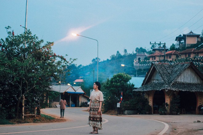 Đi 1 được 3: Ngôi làng nhỏ vừa thơ mộng như đồi chè Mộc Châu, vừa cổ kính như Phượng Hoàng Cổ Trấn mà lại ngay gần Việt Nam nè! - Ảnh 2.