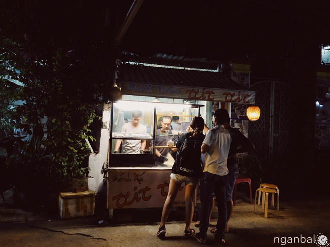 Lạ lùng món bánh xé mới toanh vừa cập bến Sài Gòn: vừa ăn vừa xé cực gây nghiện - Ảnh 2.