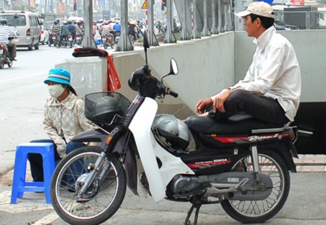 Từ năm 2021, t&agrave;i xế xe &ocirc;m v&agrave; shipper phải đeo thẻ hoạt động tr&ecirc;n ngực &aacute;o? - Ảnh 1.