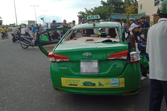 Taxi Mai Linh va chạm với xe tải khi chạy hướng bãi biển Cửa Đại về Hội An, 1 hành khách tử vong - Ảnh 1.