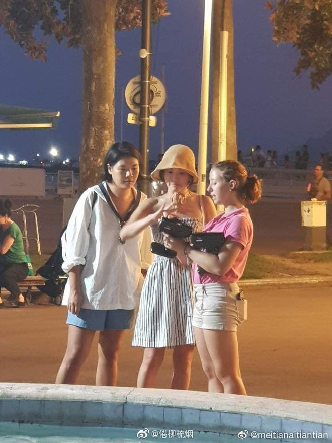 Lộ ảnh hiếm Song Hye Kyo hẹn hò ở chợ Cannes hậu ly hôn: Mặt mộc khiến du khách tại Pháp phải mê, biểu cảm gây chú ý - Ảnh 2.