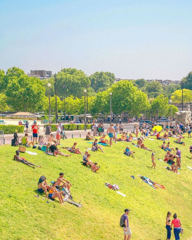 Trời quá nóng, chân tháp Eiffel biến thành… bể bơi khổng lồ, người dân và du khách kéo đến đông nghịt - Ảnh 8.