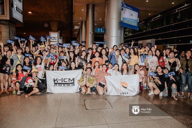 Sân bay Tân Sơn Nhất lại vừa vỡ trận khi fan của Jack và K-ICM đổ bộ lúc đêm khuya đón Idol trở về từ Hàn Quốc - Ảnh 1.