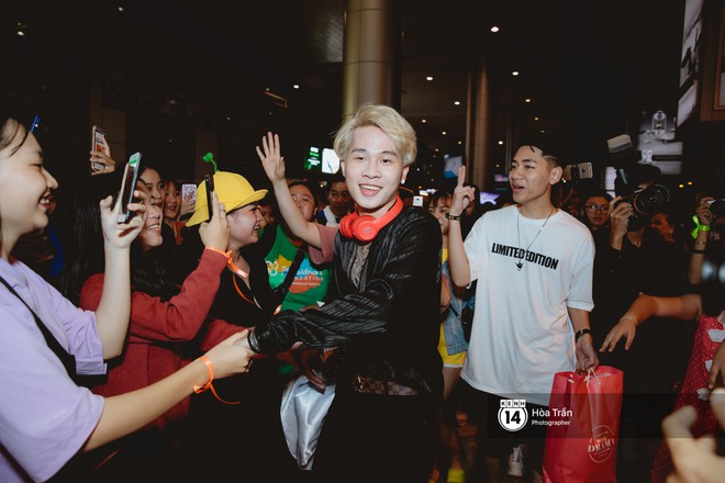 S&acirc;n bay T&acirc;n Sơn Nhất lại vừa vỡ trận khi fan của Jack v&agrave; K-ICM đổ bộ l&uacute;c đ&ecirc;m khuya đ&oacute;n Idol trở về từ H&agrave;n Quốc - Ảnh 2.