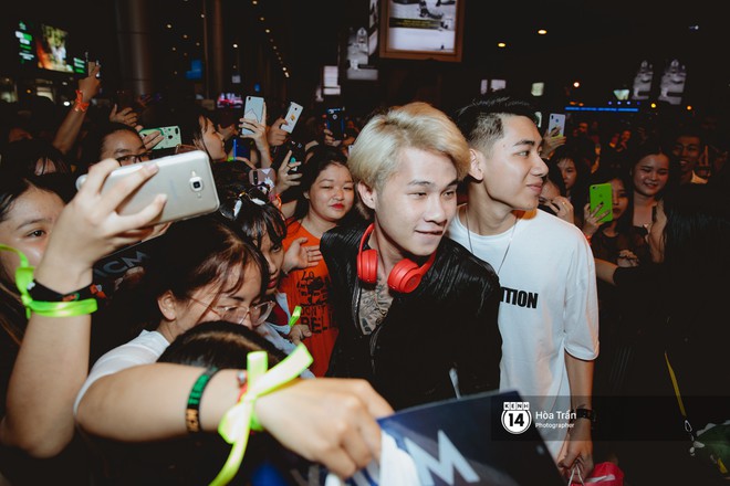 Sân bay Tân Sơn Nhất lại vừa vỡ trận khi fan của Jack và K-ICM đổ bộ lúc đêm khuya đón Idol trở về từ Hàn Quốc - Ảnh 4.