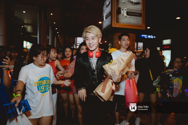 Sân bay Tân Sơn Nhất lại vừa vỡ trận khi fan của Jack và K-ICM đổ bộ lúc đêm khuya đón Idol trở về từ Hàn Quốc - Ảnh 6.