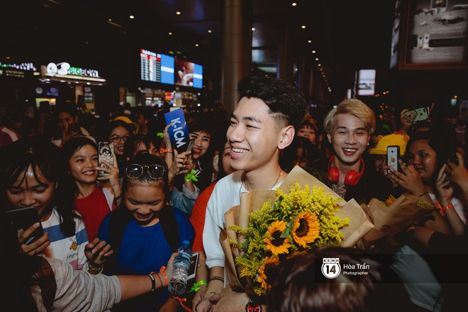Sân bay Tân Sơn Nhất lại vừa vỡ trận khi fan của Jack và K-ICM đổ bộ lúc đêm khuya đón Idol trở về từ Hàn Quốc - Ảnh 7.