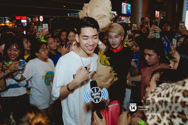 Sân bay Tân Sơn Nhất lại vừa vỡ trận khi fan của Jack và K-ICM đổ bộ lúc đêm khuya đón Idol trở về từ Hàn Quốc - Ảnh 8.