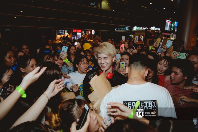 S&acirc;n bay T&acirc;n Sơn Nhất lại vừa vỡ trận khi fan của Jack v&agrave; K-ICM đổ bộ l&uacute;c đ&ecirc;m khuya đ&oacute;n Idol trở về từ H&agrave;n Quốc - Ảnh 11.
