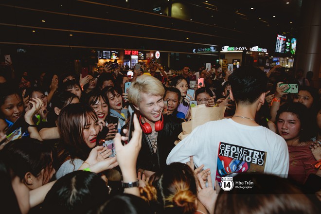S&acirc;n bay T&acirc;n Sơn Nhất lại vừa vỡ trận khi fan của Jack v&agrave; K-ICM đổ bộ l&uacute;c đ&ecirc;m khuya đ&oacute;n Idol trở về từ H&agrave;n Quốc - Ảnh 12.