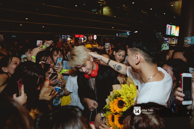 S&acirc;n bay T&acirc;n Sơn Nhất lại vừa vỡ trận khi fan của Jack v&agrave; K-ICM đổ bộ l&uacute;c đ&ecirc;m khuya đ&oacute;n Idol trở về từ H&agrave;n Quốc - Ảnh 14.