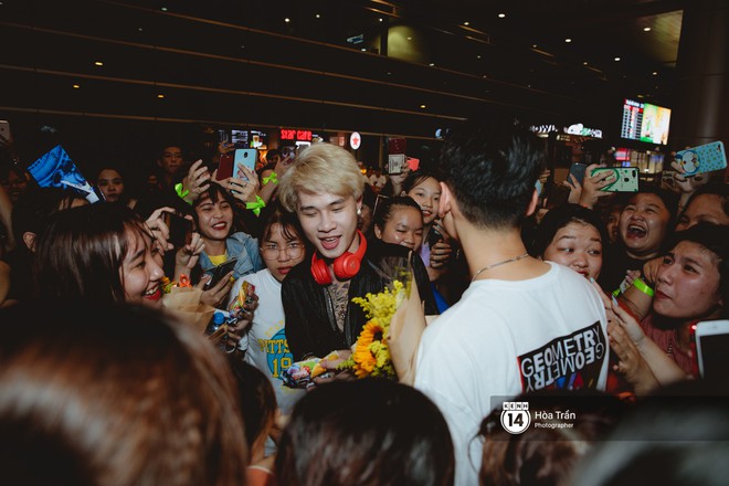 S&acirc;n bay T&acirc;n Sơn Nhất lại vừa vỡ trận khi fan của Jack v&agrave; K-ICM đổ bộ l&uacute;c đ&ecirc;m khuya đ&oacute;n Idol trở về từ H&agrave;n Quốc - Ảnh 15.