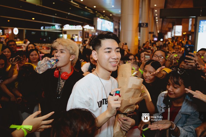 S&acirc;n bay T&acirc;n Sơn Nhất lại vừa vỡ trận khi fan của Jack v&agrave; K-ICM đổ bộ l&uacute;c đ&ecirc;m khuya đ&oacute;n Idol trở về từ H&agrave;n Quốc - Ảnh 17.