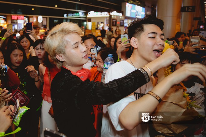 Sân bay Tân Sơn Nhất lại vừa vỡ trận khi fan của Jack và K-ICM đổ bộ lúc đêm khuya đón Idol trở về từ Hàn Quốc - Ảnh 18.