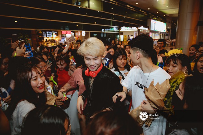 S&acirc;n bay T&acirc;n Sơn Nhất lại vừa vỡ trận khi fan của Jack v&agrave; K-ICM đổ bộ l&uacute;c đ&ecirc;m khuya đ&oacute;n Idol trở về từ H&agrave;n Quốc - Ảnh 19.