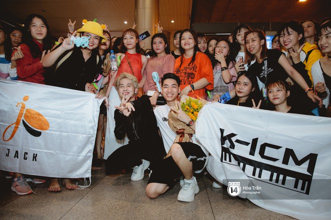 S&acirc;n bay T&acirc;n Sơn Nhất lại vừa vỡ trận khi fan của Jack v&agrave; K-ICM đổ bộ l&uacute;c đ&ecirc;m khuya đ&oacute;n Idol trở về từ H&agrave;n Quốc - Ảnh 21.
