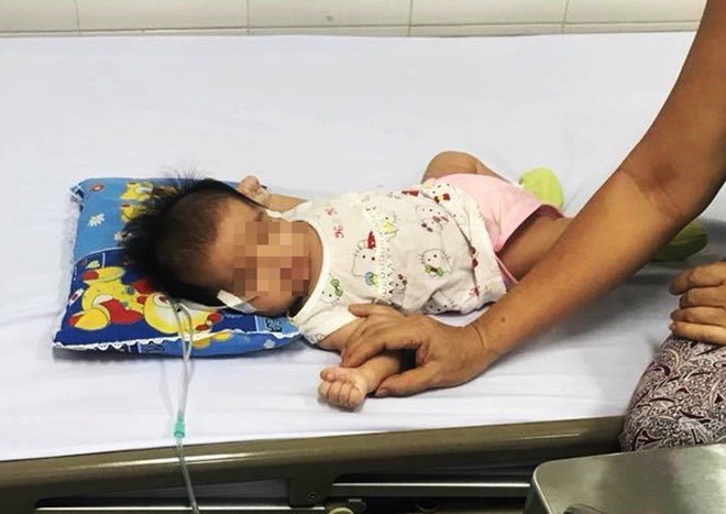 TP.HCM: Bé gái 40 ngày tuổi ngưng tim, ngưng thở nguy kịch vì sặc sữa khi đang bú mẹ - Ảnh 2.