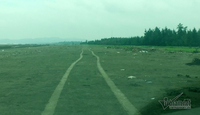 T&agrave;i xế taxi Mai Linh g&acirc;y tai nạn, chở b&eacute; g&aacute;i 11 tuổi xuống biển l&uacute;c tối muộn - Ảnh 4.