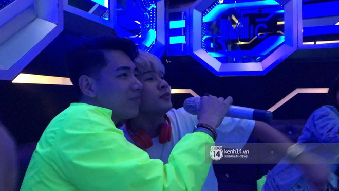 Clip: K-ICM &ldquo;cướp mic&rdquo; của Jack, tự tin h&aacute;t live &ldquo;Bạc phận&rdquo; kh&ocirc;ng lệch nốt n&agrave;o - Ảnh 3.