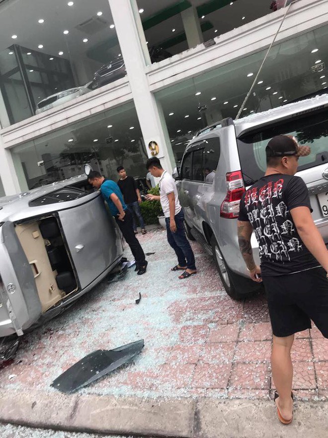 H&agrave; Nội: Nh&acirc;n vi&ecirc;n showroom l&aacute;i &ocirc; t&ocirc; lao từ tầng 2 xuống đất, k&iacute;nh vỡ văng tung t&oacute;e  - Ảnh 1.