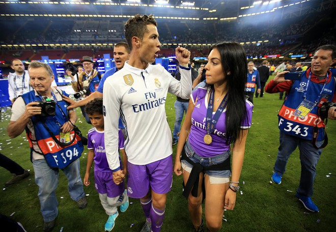Ơn giời cuối cùng Ronaldo đã chịu lên tiếng về tin đồn Georgina mang bầu, lại còn tiết lộ thêm một thông tin bất ngờ về cô bạn gái nóng bỏng - Ảnh 2.