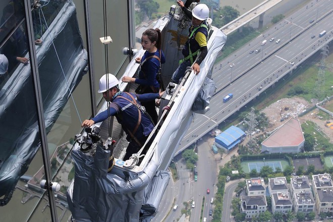 Cuộc đua kỳ thú: Minh Triệu, Lệ Hằng ôm mặt trên tòa nhà cao nhất Đông Nam Á - Ảnh 4.