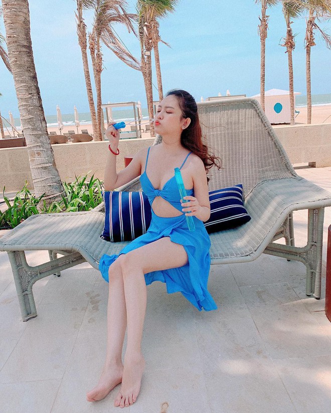 Du lịch kiểu “hơi mệt” của Thúy Vi: ở trong resort cả ngày, thay chục bộ bikini bên bể bơi, tìm mỏi mắt không thấy ảnh đi ra ngoài! - Ảnh 8.