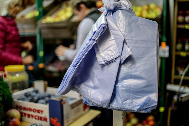 Ba Lan thắt chặt việc sử dụng t&uacute;i nylon - Ảnh 1.