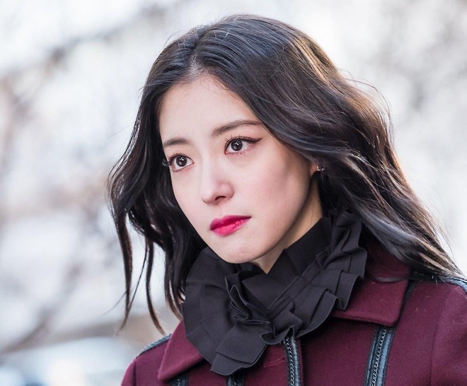 5 yêu nữ thần thái đỉnh nhất phim Hàn: IU ở Hotel Del Luna có đọ nhan sắc thắng nữ thần thanh xuân Kim So Hyun? - Ảnh 5.