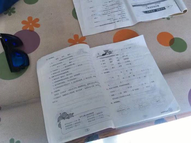 Cậu b&eacute; kh&oacute;c l&oacute;c v&igrave; b&agrave;i tập l&agrave;m gần xong bỗng dưng mất hết chữ, d&acirc;n mạng cười kh&ocirc;ng nhặt được miệng khi biết l&yacute; do - Ảnh 2.