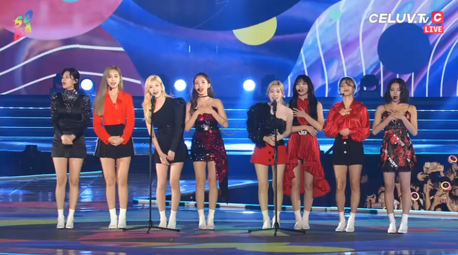 Soribada 2019 ngày 1: Tất cả nghệ sĩ YG và SM nhận giải tay trắng, TWICE ẵm Daesang và loạt giải thưởng trên trời dưới đất không hiểu đâu ra - Ảnh 1.