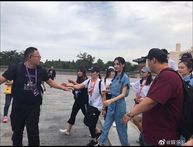 Kh&ocirc;ng hẹn m&agrave; để c&ugrave;ng 1 kiểu t&oacute;c: Nhiệt Ba - Angela Baby xinh xuất sắc, Dương Mịch lộ khuyết điểm tr&aacute;n h&oacute;i - Ảnh 11.