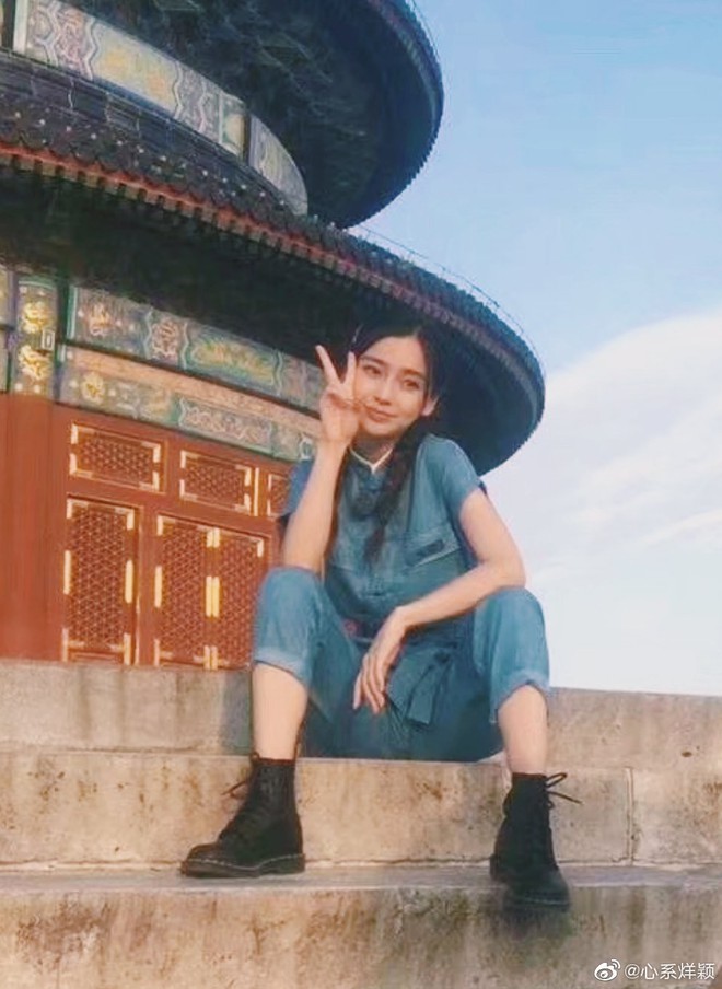 Kh&ocirc;ng hẹn m&agrave; để c&ugrave;ng 1 kiểu t&oacute;c: Nhiệt Ba - Angela Baby xinh xuất sắc, Dương Mịch lộ khuyết điểm tr&aacute;n h&oacute;i - Ảnh 15.